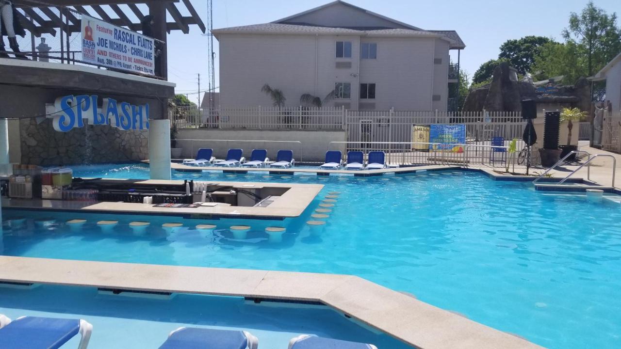פוט-אין-ביי Grand Islander Hotel מראה חיצוני תמונה